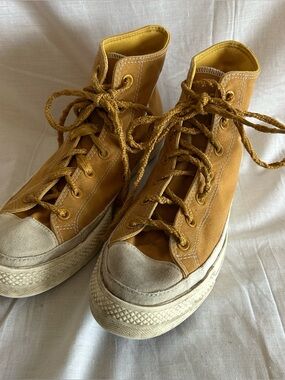 Women’s CONVERSE Chuck Taylor All Star High Tops Gold Canvas Toes Size 10.5